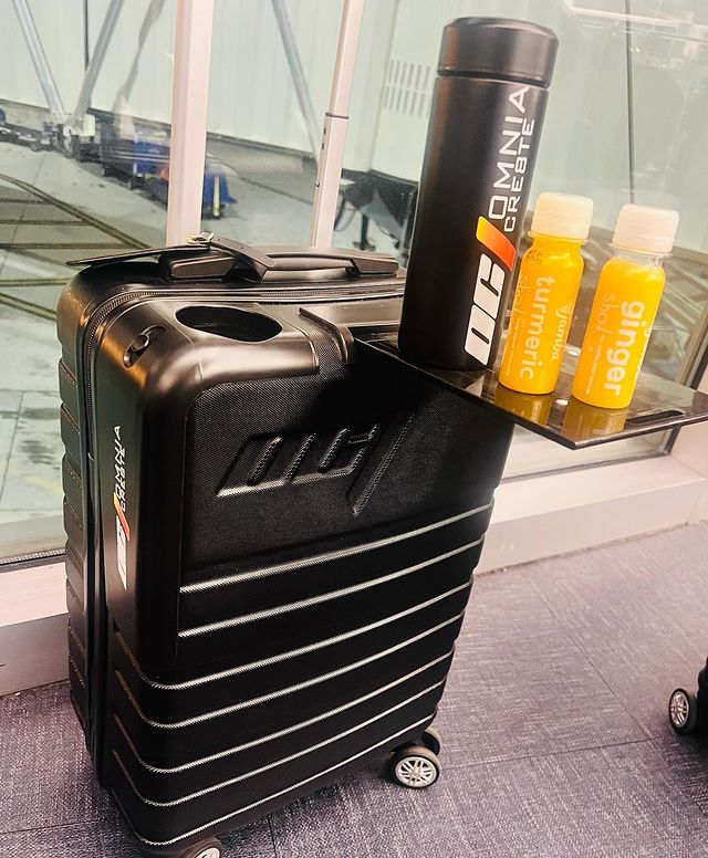 Omnia Cre8te Signature Carry On - Black